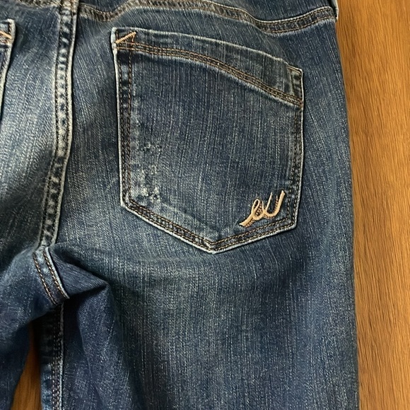 Express size 6 dark wash destress mid-rise jegging
jeans - Picture 10 of 14